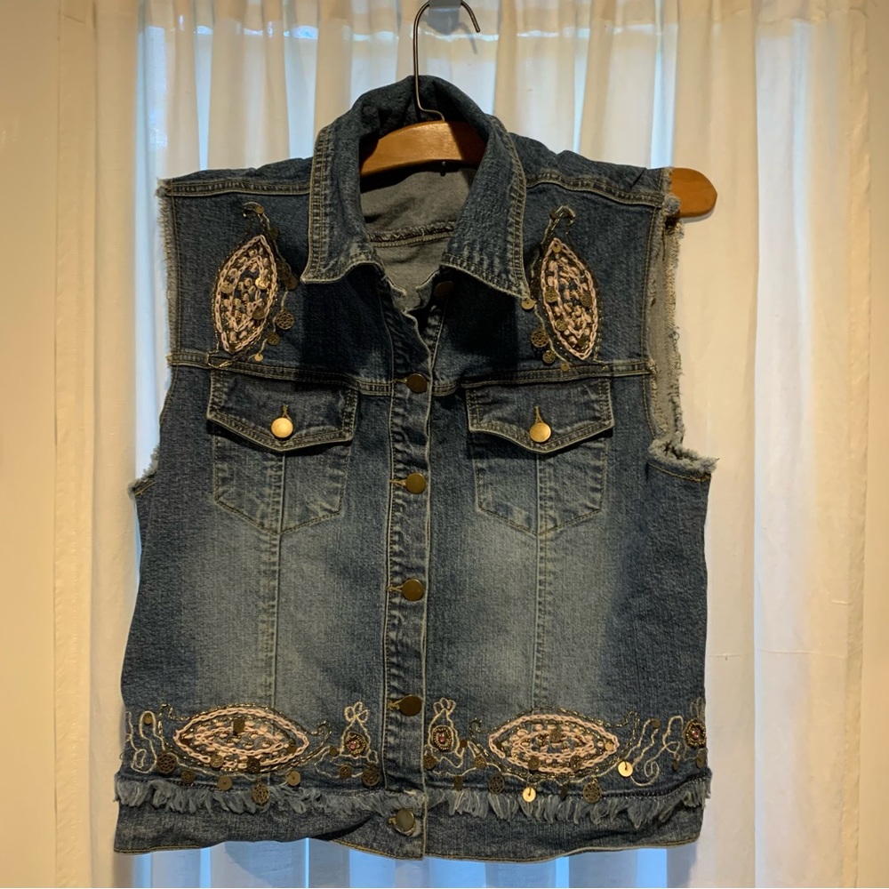 Jean vest embroidered and beaded “stonewashed look”